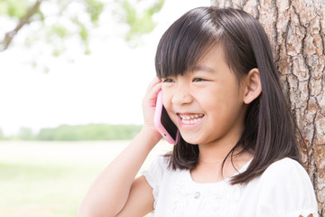 スマホで通話する女の子