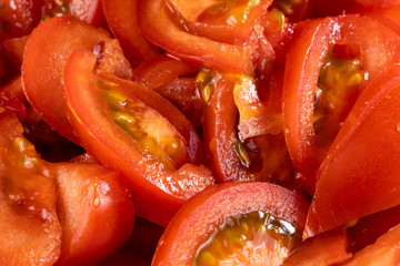 Frisch aufgeschnittene saftige rote Tomaten in Stücken (Nahaufnahme)