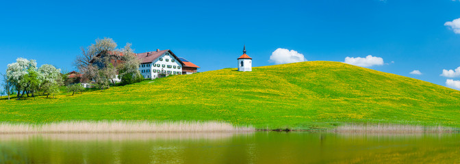 Fototapeta na wymiar Panorama Landschaft im Allgäu am Hegratsrieder Weiher im Frühling