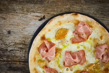 Pizza funghi porcini e mortadella © Daniels78