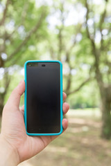 スマートフォンを持つ手