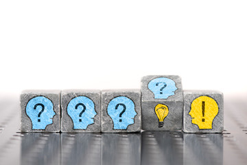 Frage und Idee mit Kopf gedruckt auf Würfel aus Stein