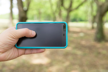 スマートフォンを持つ手