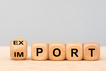 export und import gedruckt auf Holzwürfel