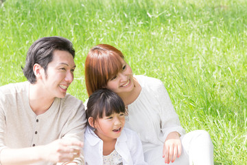 Fototapeta premium 草原に座る親子