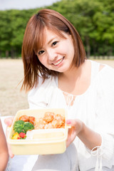 お弁当を持つ母親