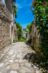 Simiane-la-Rotonde village médiéval perché dans les Alpes-de-Haute-Provence en France.