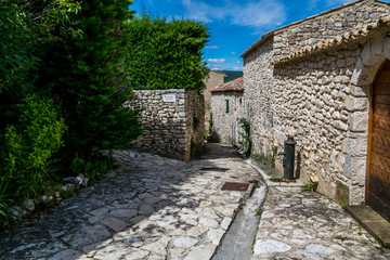 Fototapeta na wymiar Simiane-la-Rotonde village médiéval perché dans les Alpes-de-Haute-Provence en France.