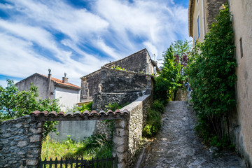 Fototapeta na wymiar Simiane-la-Rotonde village médiéval perché dans les Alpes-de-Haute-Provence en France.