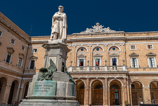 Recanati, la citt&agrave; marchigiana in provincia di Macerata, famosa per aver dato i natali al grande poeta italiano Giacomo Leopardi