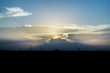 Obraz premium Pôr do sol sobre a cidade.