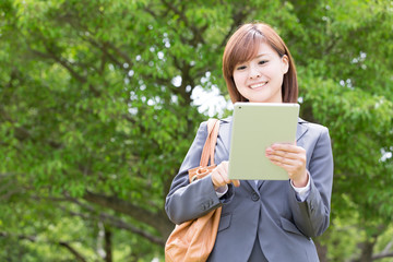 Fototapeta premium タブレットPCを見るＯＬ