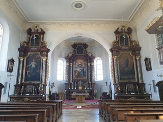 Fototapeta na wymiar Altar einer katholischen Kirche in Bayern