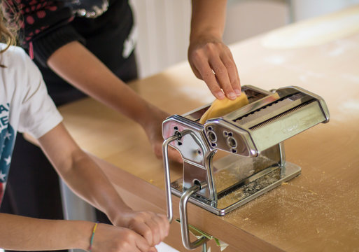 Pasta fatta in casa da madre e figlia con affetto casalingo, collaborazione e soddisfazione creativa