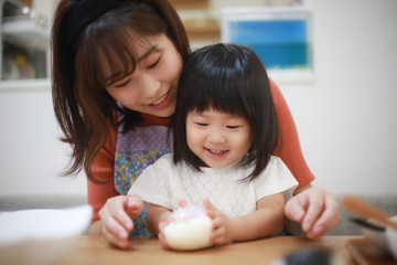 おにぎりを握る親子