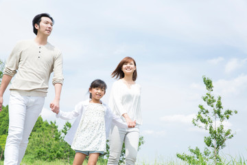 手を繋いで歩く親子