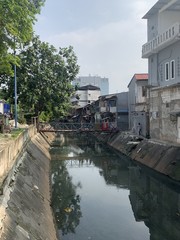 Canal d'un bidonville à Jakarta, Indonésie	