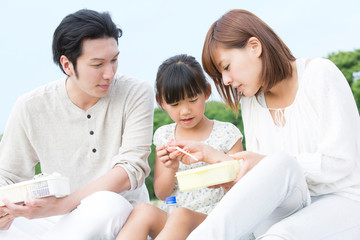 ピクニックをする親子