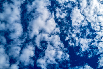 nuages blancs dans un ciel bleu 2