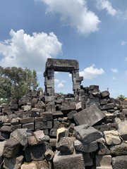 Porte sur un tas de ruine à Prambanan, Indonésie