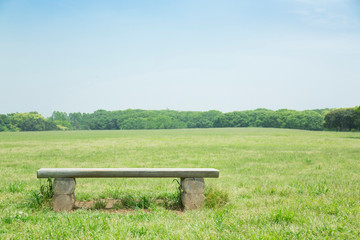 草原のベンチ