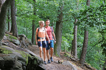 Junges Paar beim Wandern im Pfälzerwald (Model released)