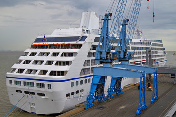 Luxuskreuzfahrtschiff am Kai im Hafen von Bremerhaven - Luxury cruiseship or cruise ship liner at...