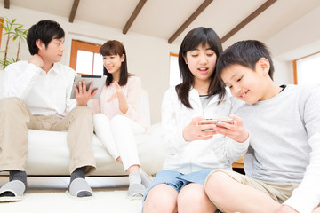 Obraz premium リビングで寛ぐ親子