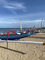 Bateaux de pêche sur la plage à Sanur, Bali, Indonésie	