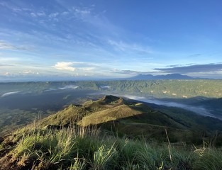 Cratère de volcan au mont Batur à Bali, Indonésie © Atlantis
