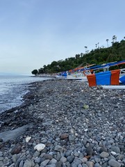 Fototapeta na wymiar Plage de galets à Amed, Bali, Indonésie
