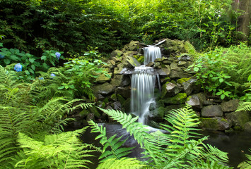 Wodospad wśród zieleni