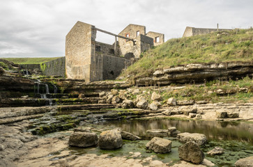 Molino de agua abandonado y el arroyo que lo alimentaba.