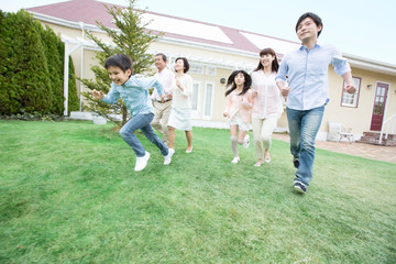 Obraz premium 走る3世代ファミリー