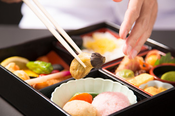 懐石弁当の盛り付けをする手元