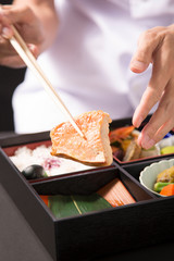 懐石弁当の盛り付けをする手元