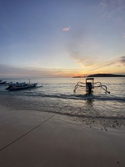 Coucher de soleil sur la plage à Gili Meno, Indonésie