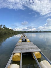 Ponton en bois sur un lac à Gili Meno, Indonésie 