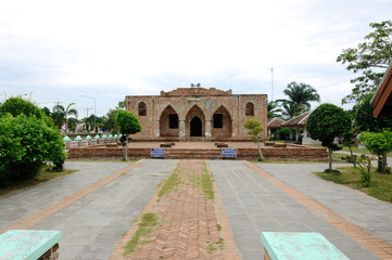 Fototapeta na wymiar PATTANI, THAILAND -JULY 10, 2014: Historic Kru Se mosque which is made of bricks with round pillars. The mosque represents a unique Islamic civilization of the Kingdom of Pattani in Thailand.