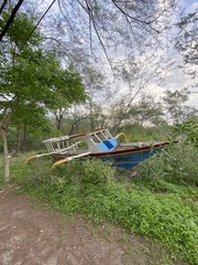 Bateau de pêche échoué en bord de mer à Gili Meno, Indonésie