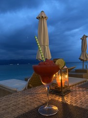 Cocktail givré en bord de plage de nuit à Bali, Indonésie