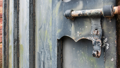 puertas antiguas de metal en el cementerio, completamente oxidadas 