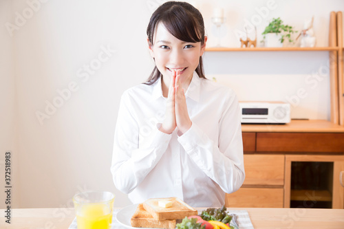 朝食を食べる女性 Wall Mural Wallpaper Murals Wallsheaven Paylessimages 朝食を食べる女性 Wall Mural Wallpaper Murals Wallsheaven Paylessimages