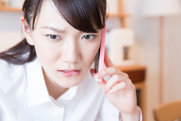 携帯電話をする女性