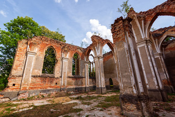 Naklejka premium Ruiny kościoła Św. Antoniego w Jałówce, Podlasie, Polska