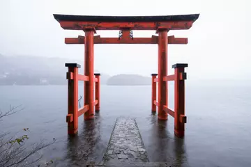 Fotobehang Rode torii-poort van het Hakone-heiligdom in de buurt van het Ashi-meer, Japan © eyetronic