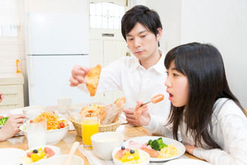 朝食を食べる親子