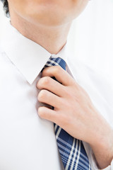 ネクタイを締める男性