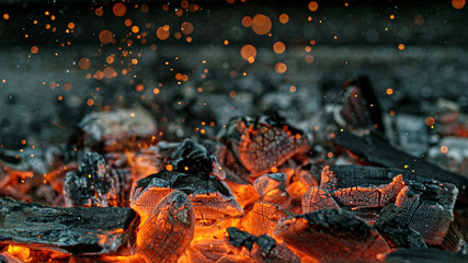 Barbecue Grill Pit avec des briquettes de charbon de bois rougeoyant et flamboyant, Close-Up