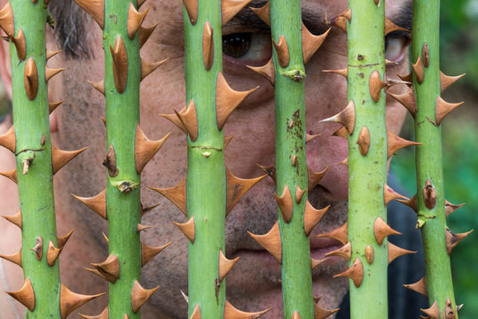 Homme prisonnier d'un dictateur 